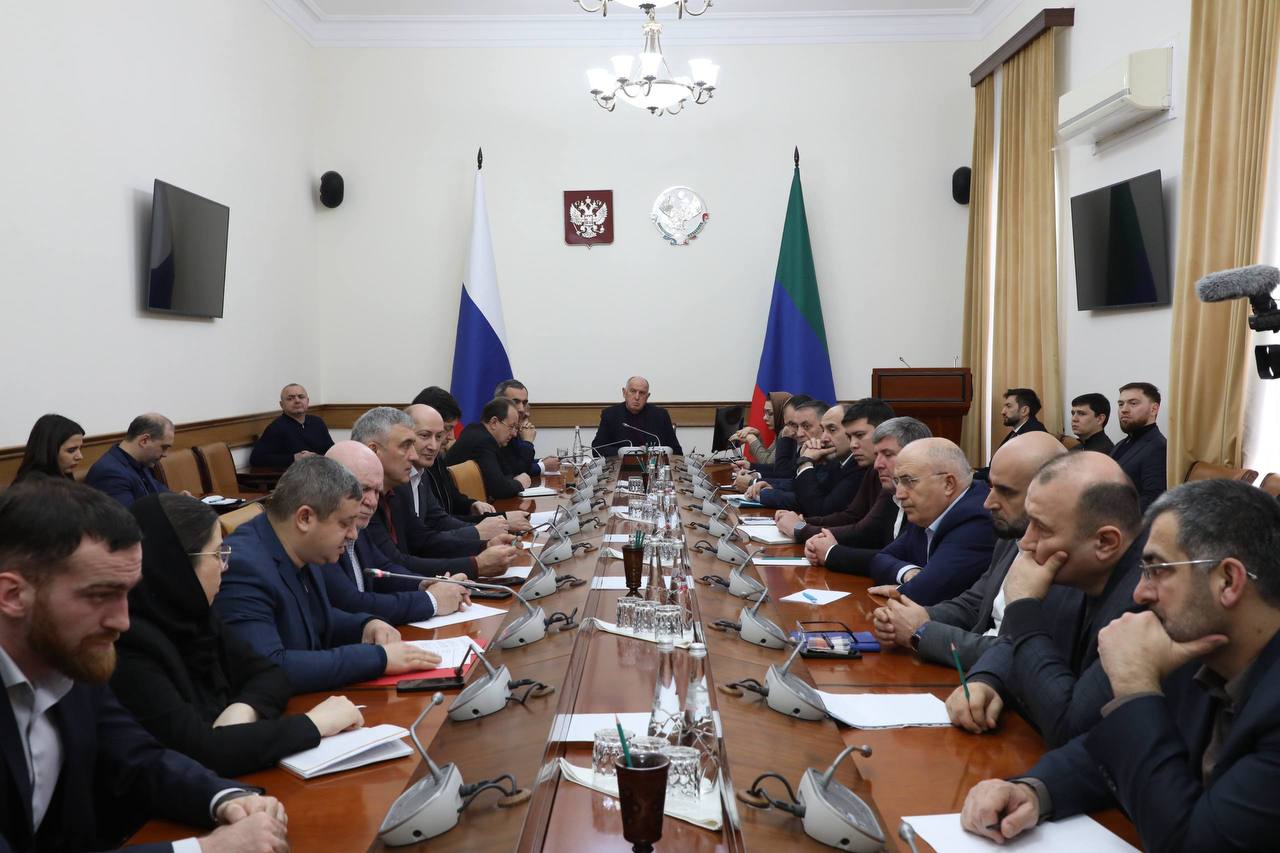 Абдулмуслим Абдулмуслимов проводит оперативное совещание с членами Правительства Председатель Правительства Дагестана Абдулмуслим Абдулмуслимов в эти минуты проводит совещание с вице премьерами руководителями органов власти ресурсоснабжающих компаний и МЧС  Будет обсуждена готовность сил и средств органов власти и системы РСЧС к функционированию в условиях ухудшающихся погодных условий обеспечения бесперебойной работы объектов жизнеобеспечения энергетики транспорта и ЖКХ а также готовность аварийно спасательных формирований к оперативному реагированию на возможные чрезвычайные ситуации Особое внимание будет уделено мерам по предупреждению аварий взаимодействию между ведомствами и ресурсоснабжающими организациями а также информированию населения По итогам совещания Абдулмуслим Абдулмуслимов даст поручения ответственным должностным лицам и определит дополнительные меры для повышения устойчивости работы систем жизнеобеспечения в условиях неблагоприятной погоды