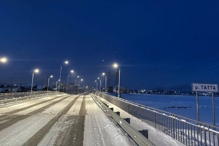 Более 100 километров дорог обновят в Якутии В Якутии продолжается обновление дорожной сети На эти цели в 2025 году из республиканского Дорожного фонда выделено 916 миллионов рублей которые направлены на проектирование строительство и ремонт дорог в 22 районах Всего в этом году планируется привести в порядок 114 километров дорог местного значения Часть проектов новые а более 94 километров составляют продолжающиеся стройки начатые в 2023 2024 годах На сегодня уже выполнены работы на 31 из 55 запланированных объектов освоено 390 миллионов рублей Среди ключевых объектов ремонт моста в селе Ытык Кюель дороги Чукар Бысыттах в Нюрбинском районе улиц в Вилюйске и Верхоянском районе а также строительство нового участка трассы Даппарай Токко в Олекминском районе Также уже заасфальтированы центральные улицы в селах Борогонцы Чурапча и Ытык Кюель Минтранс республики продолжает усиленную поддержку муниципалитетов в развитии дорожной инфраструктуры Фото минтранс Якутии