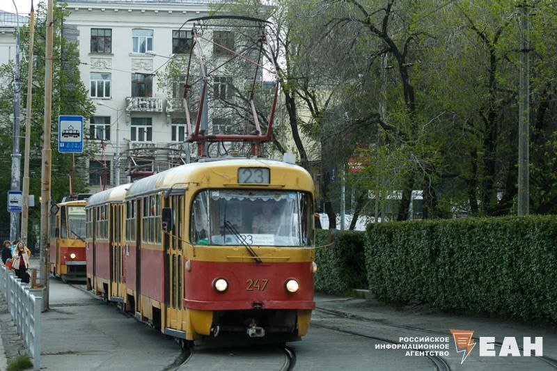 Новая трамвайная ветка и мост через Исеть появятся в Екатеринбурге Несмотря на некоторые замечания жителей в основном касающиеся застройки и социальной инфраструктуры сам проект строительства моста и трамвайной ветки одобрен Новая линия пройдет от улицы Луначарского до улицы 8 Марта по улице Большакова Проектом также предусмотрено расширение улицы Луначарского и создание четырехполосной дороги на участке Большакова от Луначарского до Белинского Планы по развитию электротранспорта в этом районе обсуждаются с 2020 года Изначально предполагалось продление улицы Большакова с мостом через Исеть однако горожане предпочли вариант с новой трамвайной веткой EanNews