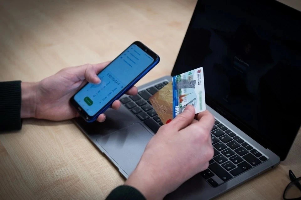 Мошенники придумали новую схему обмана с подписками Злоумышленники начали направлять гражданам электронные письма в которых сообщается о якобы обнаруженных скрытых подписках и предлагается их отменить сообщили в пресс службе платформы Мошеловка Там пояснили что ссылка в сообщении ведет на фишинговый сайт точно копирующий интерфейс банка или платёжной системы На этом ресурсе пользователя просят войти в аккаунт или подтвердить карту что и является целью аферы Наиболее уязвимой категорией для подобных атак выступают лица регулярно приобретающие товары или услуги через интернет  Подписками можно управлять только в самом сервисе или в магазине приложений никаких писем и ссылок предупреждают эксперты Подписаться на truekpru Читать нас в MAX