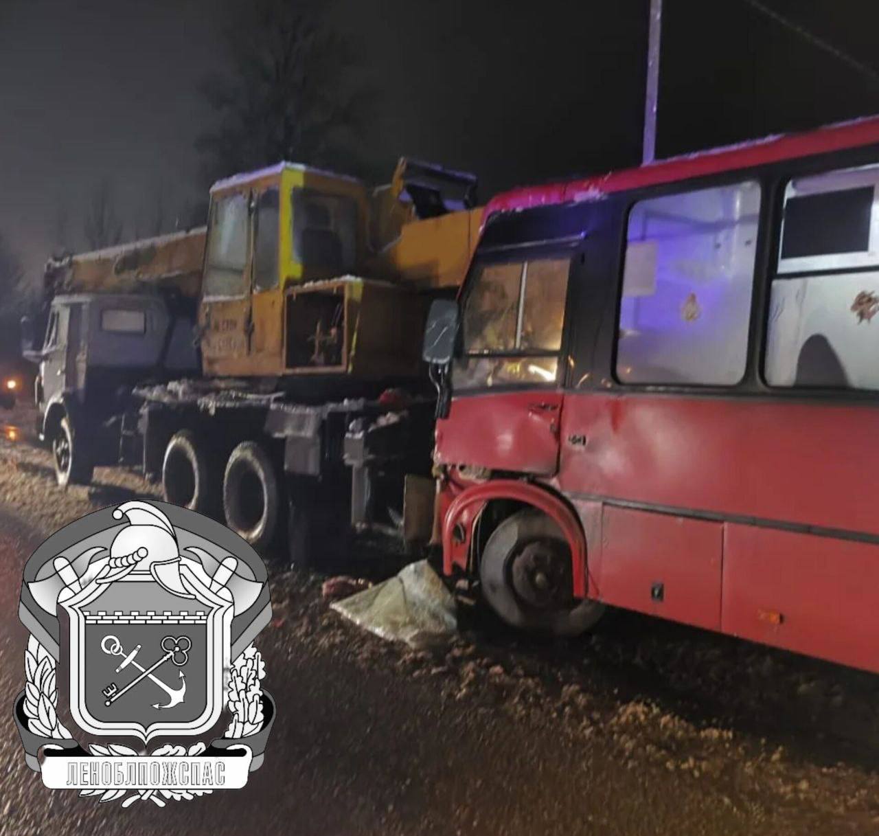 В Ломоносовском районе пять человек пострадали в аварии с автобусом Авария произошла с рейсовым автобусом маршрута 639В Петербург Волосово ПАЗ врезался в стоящий КамАЗ между деревнями Келози и Волковицы Пострадали пять человек водитель и четыре пассажира В тяжёлом состоянии госпитализированы 80 летняя женщина и 43 летний мужчина Ещё трое получили травмы средней степени тяжести одна пассажирка от госпитализации отказалась Водителя пришлось деблокировать его доставили в больницу Ломоносова Прокуратура Ленобласти начала проверку TodaySPb Новости GradSPb Места СПб