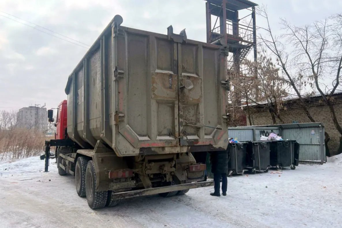 ⏺  Мусорных операторов выбрали для трёх муниципалитетов Хабаровского края  В Хабаровском крае прошёл отбор региональных операторов по обращению с твёрдыми коммунальными отходами, которые будут работать в четвёртой, пятой и девятой зоне.   В посёлке Чегдомын и Среднеургальском сельском поселении Верхнебуреинского района мусорным вопросом займётся организация ООО «Туран», а в Бикинском округе и Вяземском районе — ООО «Строитель». Последнее победило сразу в двух конкурсах.  В обязанности региональных операторов входит не только сбор, транспортировка, обработка, утилизация, обезвреживание и захоронение отходов, но и ликвидация несанкционированных свалок. Приступить к работе они должны уже во втором квартале 2025 года.  Вывозить мусор организации будут на законные площадки обращения с ТКО. В Верхнебуреинском районе – это объекты обезвреживания, а из Бикинского округа и Вяземского района отходы будут направляться на полигон в районе имени Лазо.   В течение месяца со дня заключения соглашения региональные операторы должны известить потенциальных потребителей о необходимости заключения договора на оказание своих услуг.