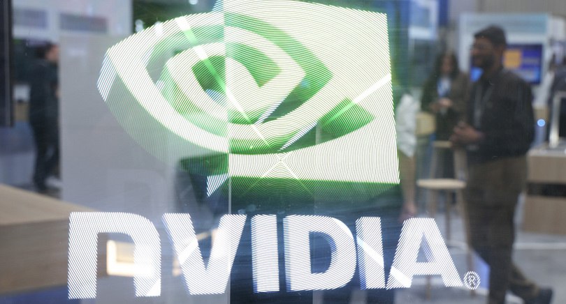 Акции компании NVIDIA на американской бирже NASDAQ 3 июня выросли на 2,8% и достигли $141,22, что увеличило её рыночную капитализацию до $3,45 трлн. Microsoft, чьи акции подорожали на 0,22% до $462,97, имеет капитализацию $3,44 трлн. Таким образом, NVIDIA вновь стала самой дорогой компанией в мире. Первое подобное достижение компания зафиксировала 18 июня 2024 года, а последним таким случаем было 24 января. В начале 2025 года акции NVIDIA снижались в цене вследствие торговой политики США, ограничивающей поставки чипов в Китай, и недовольства клиентов по поводу стратегии развития ИИ. Однако позднее опасения уменьшились, и котировки NVIDIA вновь пошли вверх, чему способствовали и успешные финансовые отчёты компании.