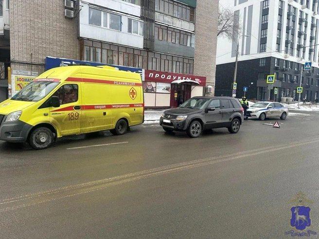 20 января в в Октябрьском районе Самары произошло смертельное ДТП В аварии погиб пожилой мужчина Из материалов Госавтоинспекции следует что в 11 10 автомобиль Suzuki под управлением 42 летней женщины ехал по улице Мичурина В районе дома 137 машина наехала на 85 летнего пешехода Известно что пешеход переходил проезжую часть по нерегулируемому пешеходному переходу когда его сбили От полученных травм мужчина скончался на месте Сотрудники полиции выясняют все обстоятельства происшествия Samara