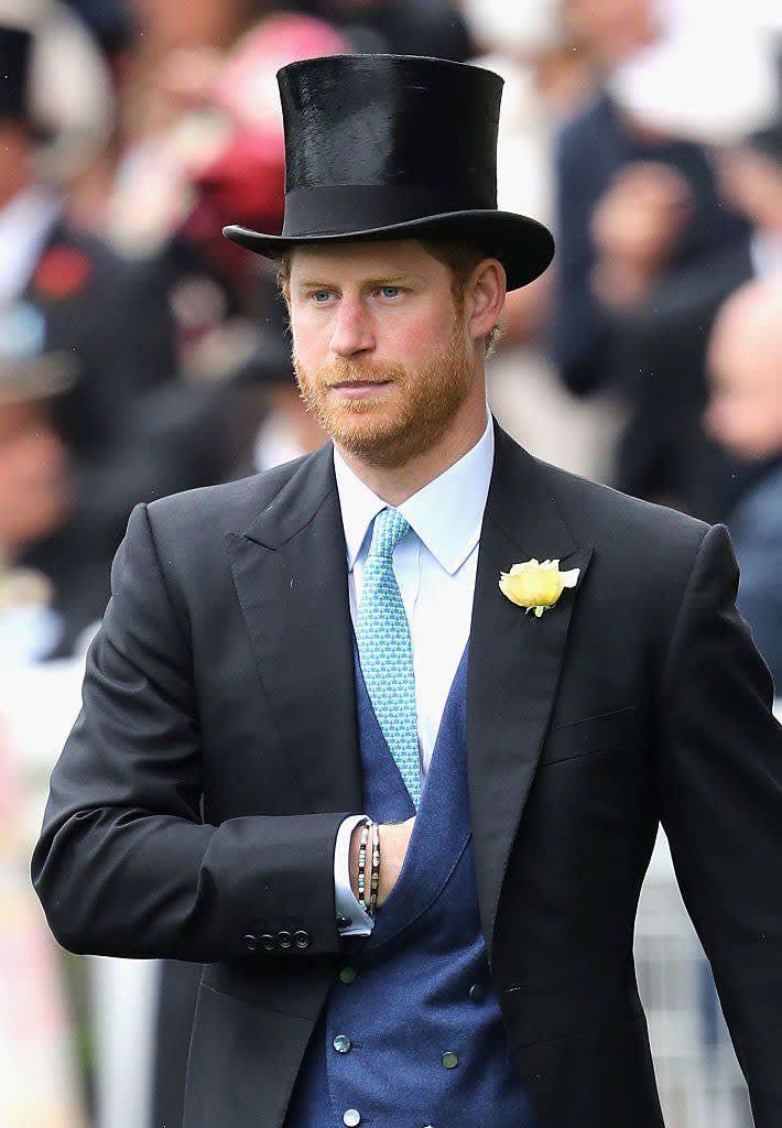 Принц Гарри прибыл в Великобританию в связи с началом одного из самых громких судебных процессов последних лет против британских таблоидов Он и ещё шесть селебов подали иск против компании Associated Newspapers Limited ANL издателя Daily Mail Mail on Sunday и MailOnline Слушания в Высоком суде Лондона стартуют на этой неделе Таблоиды обвиняют в незаконном сборе личной информации Истцы утверждают что на протяжении многих лет журналисты и привлечённые ими лица использовали противоправные методы для получения конфиденциальных сведений Среди этих методов называются прослушивание телефонных разговоров и перехват голосовой почты установка подслушивающих устройств привлечение частных детективов получение медицинских и финансовых данных путём обмана а также возможные выплаты представителям полиции за закрытую информацию По словам истцов речь о систематических нарушениях закона и права на частную жизнь Помимо принца Гарри в деле участвуют музыкант сэр Элтон Джон и его супруг Дэвид Ферниш актрисы Элизабет Хёрли и Сэди Фрост баронесса Дорин Лоуренс известная своей общественной деятельностью а также бывший депутат британского парламента сэр Саймон Хьюз Все они заявляют что в разное время становились объектами незаконного вмешательства в личную жизнь