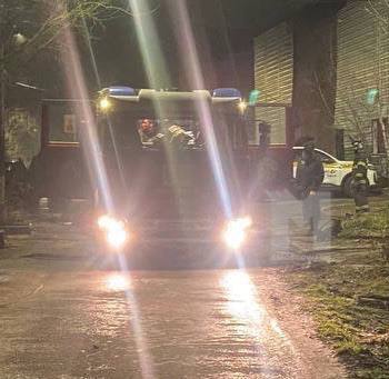 В Подмосковье погиб подросток при взрыве неизвестного предмета сообщают СМИ Также пострадали пожилая женщина и 15 летний подросток Их с ранениями разной тяжести госпитализировали в больницу Инцидент произошёл в Банном переулке микрорайона Сходня в Химках На месте работают экстренные службы