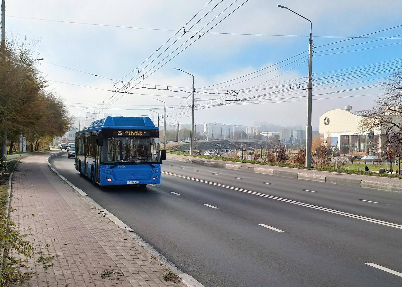 Порядка 44 млн поездок совершили белгородцы на общественном транспорте за 11 месяцев прошлого года     Ежедневно на линии выходят более 500 автобусов на 134 маршрута.  За прошлый год в Белгороде и агломерации появилось 76 новых автобусов большого и среднего класса с кондиционерами и местами для людей с ОВЗ.  А по просьбе пассажиров изменили расписание 30 маршрутов, в девяти — скорректировали путь следования.    Подпишись на «Белгород №1»