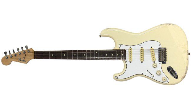 Белую гитару Fender Stratocaster, которую Курт Кобейн разбил в 1992 году во время одного из выступлений группы Nirvana в рамках европейского тура, продали на аукционе за $101 500. Новым владельцем инструмента стал коллекционер из Техаса. : Juliens Auction
