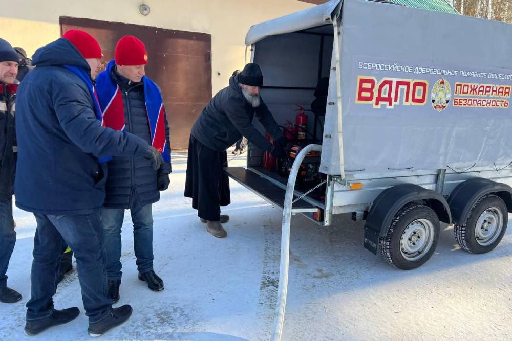 БОБР: монахи пожарные  В монастыре Царственных страстотерпцев в Ганиной яме монахи отучились на пожарных. Теперь у них есть бригада «Бобр»: братский отряд быстрого реагирования.   В случае чего братия теперь  сами могут загасить...     Сидим с бобром за столом: я и он.