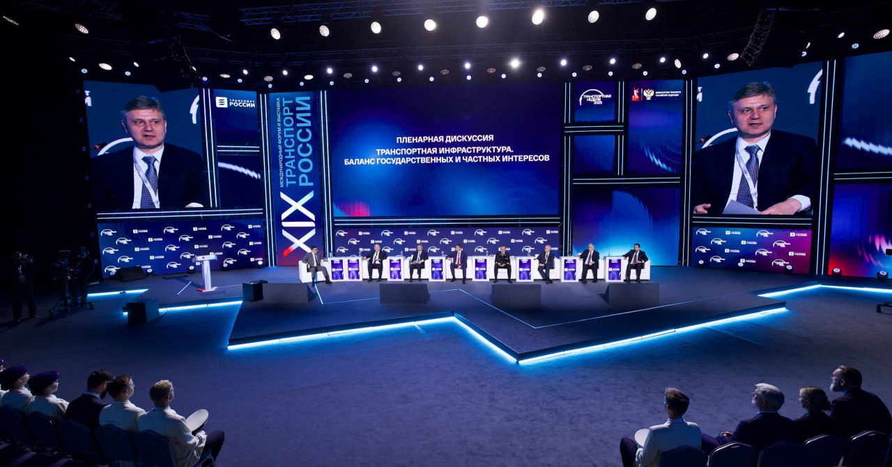 РЖД используют широкую линейку всех доступных вариантов привлечения инвестиций и участвуют в разработке новых Об этом рассказал глава РЖД Олег Белозёров на пленарной дискуссии Транспортная инфраструктура Баланс государственных и частных интересов в ходе Транспортной недели Он напомнил что в 2020 году компания стала пионером среди корпоративных заёмщиков разместивших бессрочные облигации а в 2023 году сделала крупнейший выпуск облигаций на рынке цифровых финансовых активов В этом году мы поставили перед собой задачу больше занимать небанковского финансирования прежде всего постараться привлечь физические и небанковские инструменты Мы планируем что до конца года закроем порядка 450 миллиардов таких рублей отметил Олег Белозёров Также по его словам дополнительные возможности для развития транспорта и транспортной инфраструктуры могли бы дать   создание специального инфраструктурного фонда для всех видов транспорта   упрощение механизмов участия в инвестиционных проектах пенсионных фондов   концессии с определённой формой гарантии со стороны Правительства   активизация взаимодействия с финансовыми институтами азиатского рынка Подписаться на Телеграмму РЖД Голосовать за канал Подписаться на РЖД в MAX Каналы железных дорог