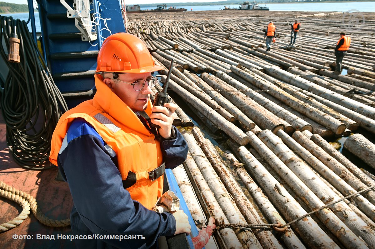 В лесопромышленной отрасли продолжается спад производства большинства видов целлюлозно бумажной продукции и товаров сегмента деревообработки На этом фоне правительству и ключевым игрокам предстоит подготовить и утвердить стратегию лесного комплекса на десятилетний период Принципиальные вопросы которые нужно решить сегодня изменение подхода к обеспечению сырьем укрепление отечественного лесного машиностроения и сохранение посильных для участников рынка фискальных условий Можно ли преодолеть затяжной кризис в леспроме разбирался Ъ Review ЪReview