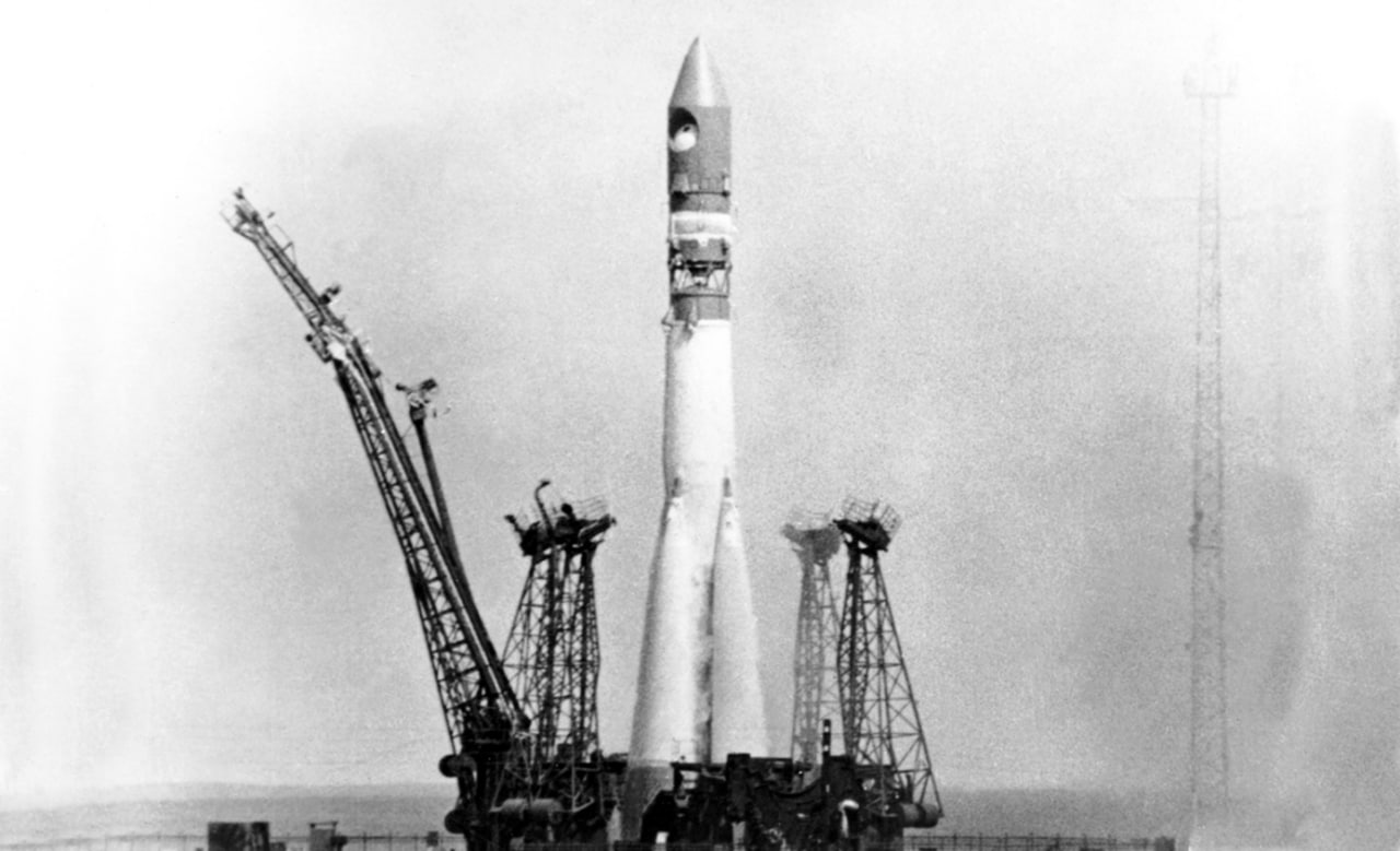 12 сентября 1959 года стартовала советская ракета носитель Восток Л Советская ракета Восток Л стартовала с АМС Луна 2 она стала первым в истории аппаратом достигшим поверхности Луны Уже 13 сентября станция доставила на спутник вымпелы с гербом СССР Это был триумф советской науки США смогли повторить успех лишь через 5 лет Правда сейчас американцы грезят уже Марсом а мы пытаемся догнать по количеству спутников но результат не впечатляет