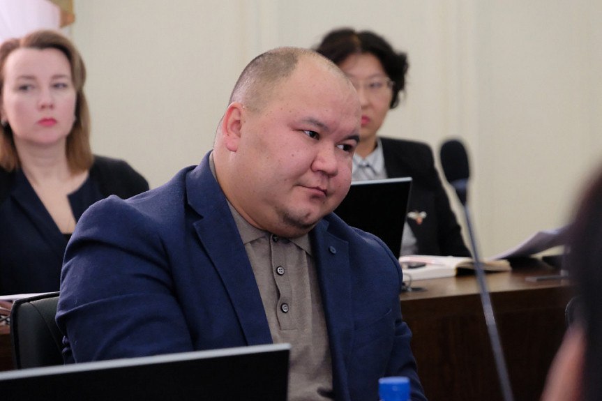 В Бурятии известный ресторатор стал министром промышленности Глава Бурятии Алексей Цыденов подписал указ о назначении Дениса Гармаева министром промышленности, торговли и инвестиций республики. К своим обязанностям он приступит с 6 мая. #Бурятия Подробности в «Номер один» Сообщить нам свою новость можно по кнопке: Письмо в редакцию