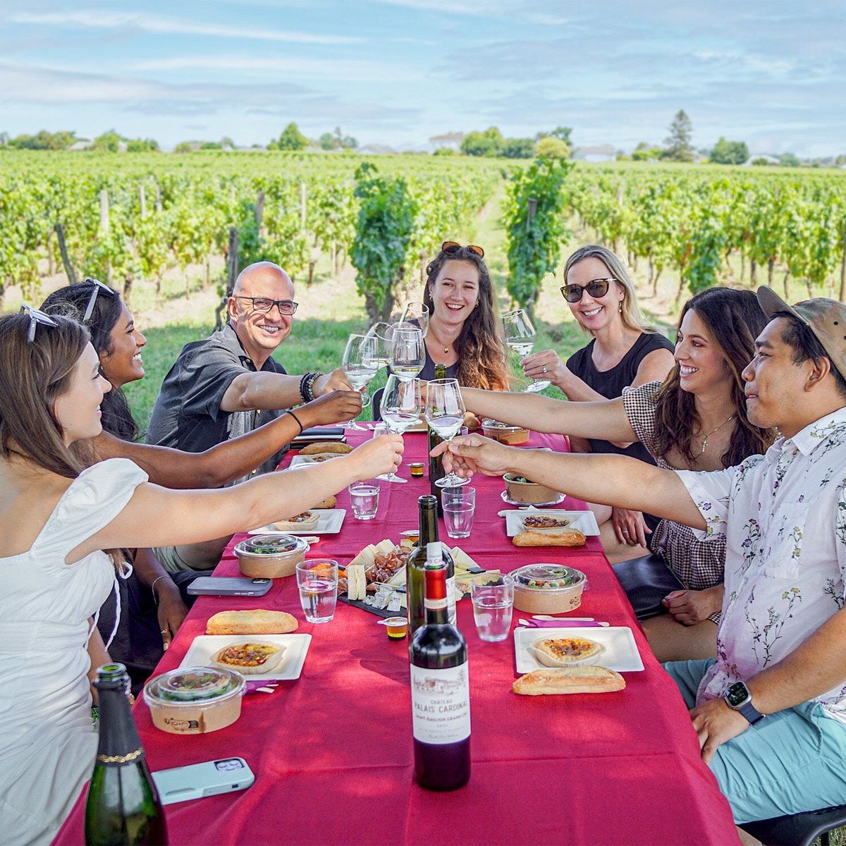 В Госдуме готовится к рассмотрению закон о винном туризме Комитет Госдумы по экономической политике подготовил ко второму чтению законопроект разрешающий строить объекты сельского туризма рядом с винодельнями Соавтором выступил депутат Сергей Алтухов Строительство гостиниц и туробъектов будет возможно только при наличии на участке действующего производства вина включающего первичное виноделие При этом закон устанавливает ряд жёстких ограничений Не допускается строительство на землях виноградарских хозяйств если там нет винодельни Запрещено возводить жилые дома и помещения Также нельзя делить земельный участок с такими объектами или продавать винодельню и объекты туризма по отдельности Это один из самых ожидаемых законопроектов отечественными виноделами Он устанавливает простые и четкие правила Уверен закон станет новым импульсом развития нашей винодельческой отрасли отметил Сергей Алтухов Всё о событиях на Кубани в MAX