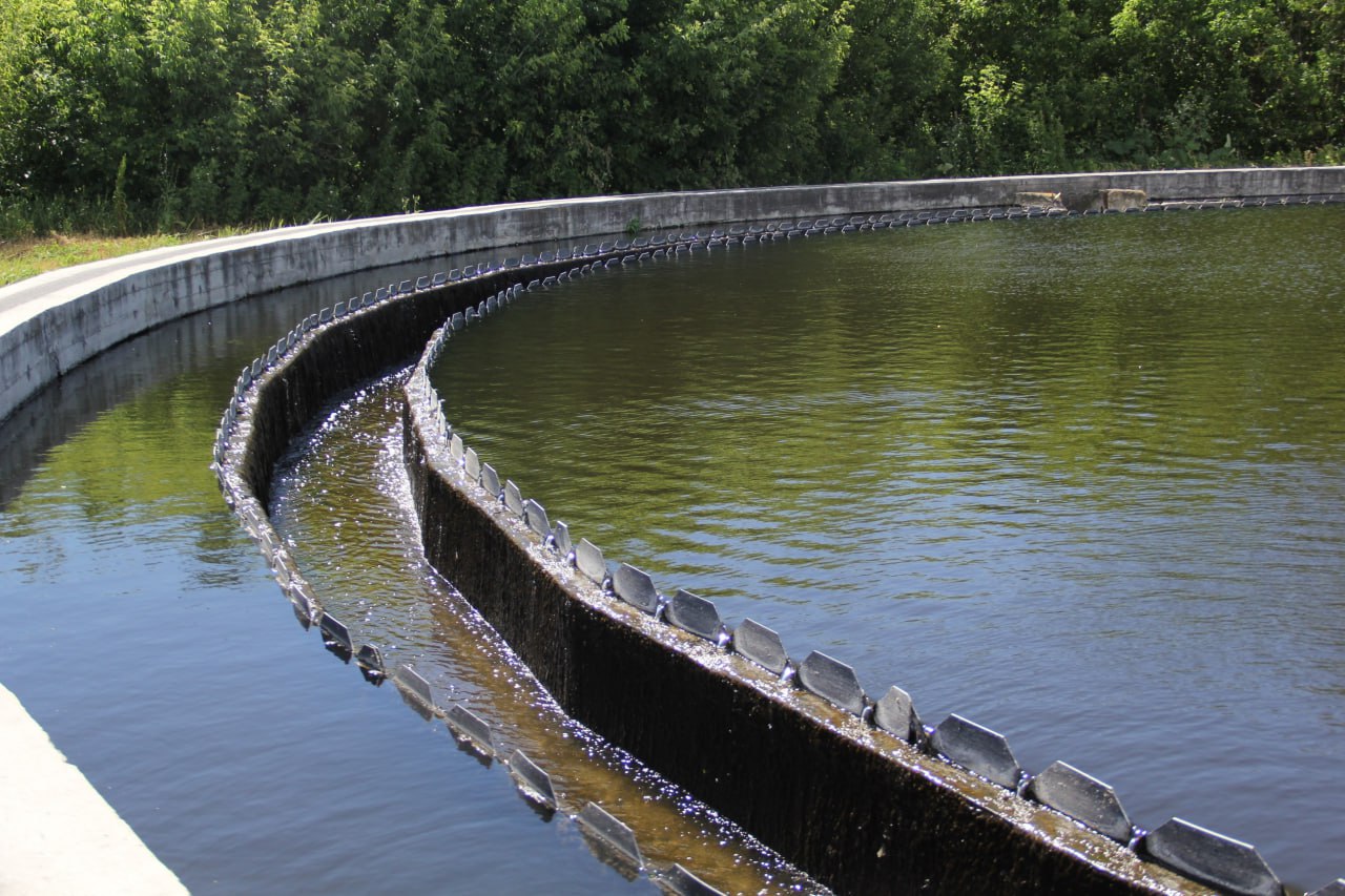 РКС Тамбов насчитали 400 млн рублей ущерба реке Цна и городской канализации Компания регулярно попадала под жесткую критику главы Евгения Первышова и мэра Максима Косенкова который однажды заявил что РКС Тамбов во время коммунальных аварий работает на от на отвали Как выяснилось компания неважно справляется с обязанностями не только во время чрезвычайных ситуаций Сейчас РКС Тамбов эксплуатирует и реконструирует городские очистные сооружения На минувшей неделе глава Центрально Черноземного Росприроднадзора Алексей Карякин рассказал главе региона о жалобах жителей в адрес компании из за плохой работы очистных Площадь направила запрос в ведомство Там ответили что по итогам проверок компании в 2024 году было выявлено 20 нарушений а в этом уже 19 Основная проблема превышение нормативов при сбросе сточных вод в Цну нарушение регламента эксплуатации очистных и несоблюдение экологического контроля За два года от жителей также поступило около полусотни обращений по поводу неудовлетворительной работы канализационных коллекторов которые у компании находятся в концессии В итоге Росприроднадзор за два года насчитал более 400 млн рублей ущерба от действий компании на очистных и коллекторах Если РКС Тамбов не оплатит вред добровольно то управление планирует обратиться в суд Интересно что после встречи Карякина и Первышова в тамбовских медиа начали появляться публикации о работе РКС Тамбов с очистными и инвестициях в 60 млн рублей Сейчас подрядчик демонтирует изношенные конструкции для улучшения экологии Цны Подписывайся на Площадь