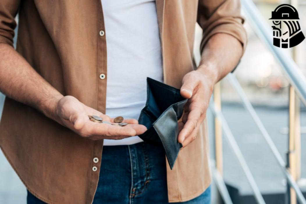 НДС в 22 ударил по кошельку цены на товары и услуги взлетели с начала года В январе бизнес заметно поднял цены на фоне роста НДС с 20 до 22 Сильнее всего подорожали логистика 10 20 услуги 8 10 и IT сектор 5 7 Многие компании заложили повышение ещё в конце 2025 года чтобы сгладить скачок За первые 12 января цены выросли на 1 26 Сильнее всего подорожали овощи огурцы 21 помидоры 13 5 Эксперты указывают что повышение на 10 и более может считаться злоупотреблением ФАС начала проверки направив запросы крупным производителям овощей kvadratnymaster