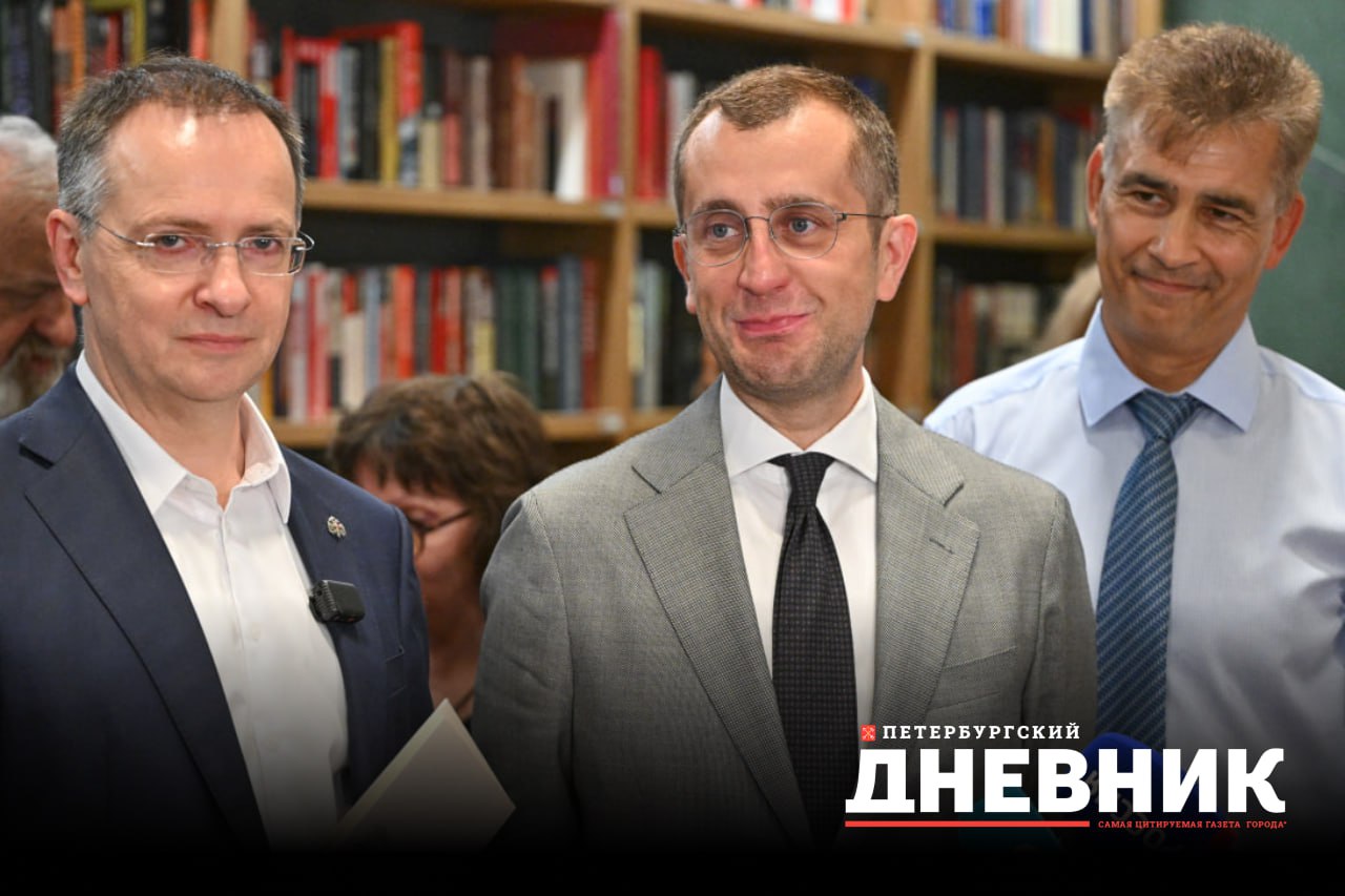 Союз писателей России принял новых членов в Доме книги на Невском  30 июля в здании дома «Зингера» прошла торжественная церемония вручения удостоверений новым членам Союза писателей России. Это событие стало финальной точкой в процессе объединения творческих сил писательских организаций Петербурга в рамках общероссийской структуры.  Мероприятие началось с осмотра «Книжных аллей» и стенда СПР, где гостей встречали авторы — среди них лауреат Молодёжной премии правительства Петербурга Арина Обух.  В доме «Зингера» также открылось книжное пространство, посвящённое работам членов Союза писателей России. Главным событием стало вручение удостоверений, церемонию провёл первый секретарь СПР, помощник Президента РФ Владимир Мединский. С приветствием к участникам обратился вице-губернатор Петербурга Борис Пиотровский.  Председатель Комитета по печати и взаимодействию со СМИ Санкт-Петербурга Владимир Рябовол отметил значимость этого события как яркого финала процесса консолидации литературного сообщества города, подчеркнув роль Петербурга как одного из ключевых центров российской культуры.  Фото: Александр Гальперин Петербургский дневник