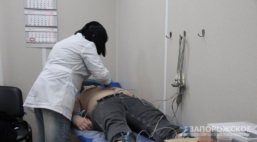 ‍  В Токмак приехала новая бригада врачей из Пензенской области    Врачи из Пензенской области приехали в Токмак для оказания медицинской помощи местному населению и обмена опытом с коллегами. Об этом сообщили в Министерстве здравоохранения Запорожской области.  «С весны 2023 года пензенские специалисты узкого профиля регулярно командируются в Токмак, где работают в местной больнице. Высокий поток пациентов и запланированные операции подтверждают доверие к пензенским врачам и качество их работы», — пояснили в министерстве.    В составе группы прибыл главный врач Пензенского областного онкологического клинического диспансера Антон Столяров. Он сообщил, что это уже пятая командировка его команды.     , VK и ОК