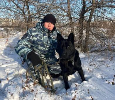 #Шерсть    Выслеживал несколько километров: служебный пёс помог раскрыть убийство   Служебная собака по кличке Айк более двух километров шла по следу преступника. О подвиге пса рассказала пресс-служба управления МВД России по Забайкальскому краю.  «В дежурную часть ОМВД России по Читинскому району поступило сообщение об обнаружении на территории одного из фермерских хозяйств тела женщины с признаками насильственной смерти», – сообщает ведомство.  Обнюхав место преступления, немецкая овчарка вышла на след подозреваемого: больше двух километров Айк вел полицейских до места, где скрывался убийца. Подозреваемым в смерти женщины оказался 48-летний местный житель, ранее судимый работник соседнего фермерского хозяйства.  Вместе с убитой они распивали спиртное, после чего между собутыльниками произошел конфликт и мужчина нанес женщине смертельную травму.