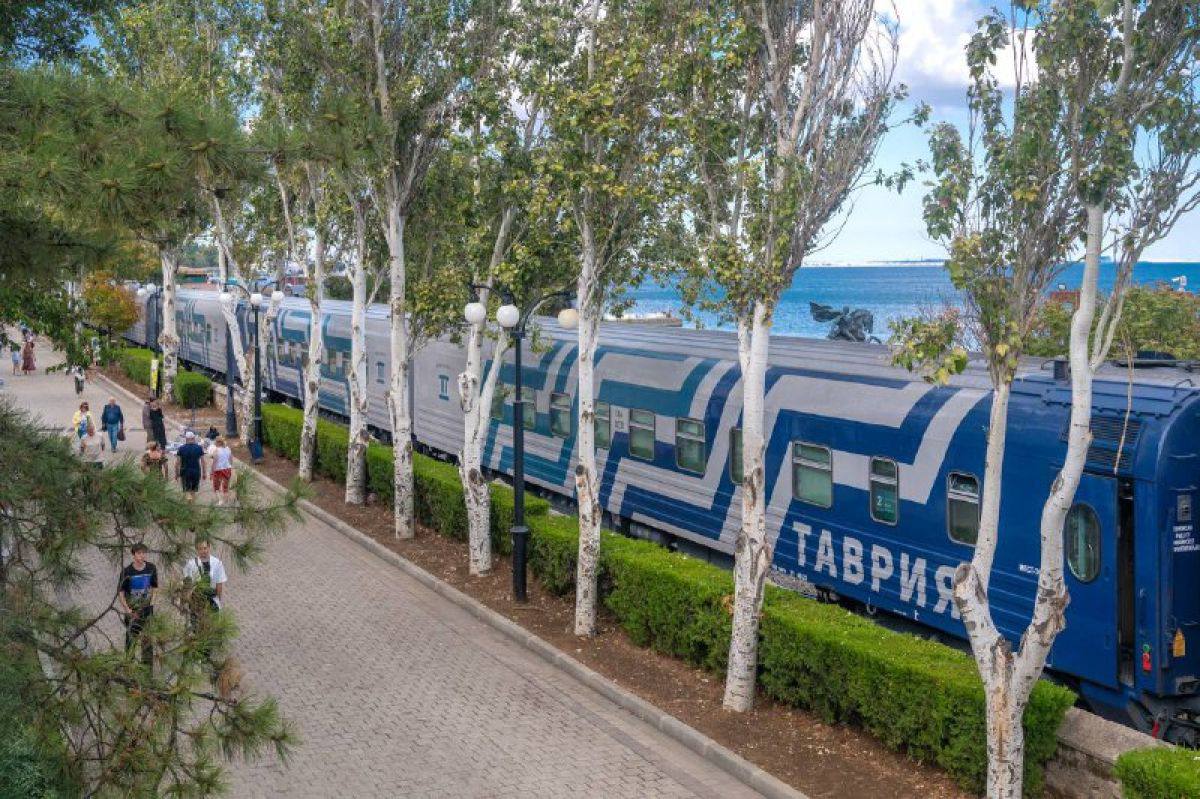 Из Москвы в Феодосию через Воронеж запустят новый поезд с 22 мая Компания Гранд Сервис Экспресс анонсировала запуск нового поезда 463 464 который соединит Москву и Феодосию Воронеж вошел в маршрут следования состава Первый рейс отправится с Павелецкого вокзала 22 мая в 17 45 Поезд проследует через Липецк Воронеж Ростов на Дону и Тамань Прибытие в Феодосию запланировано на 24 мая в 8 30 Обратно состав отправится 24 мая в 13 00 и прибудет в Москву 26 мая ранним утром Билеты уже поступили в продажу Пассажирам доступны плацкартные классы 3Э и 3Б и купейные вагоны класс 2К Подписаться на VRN Град