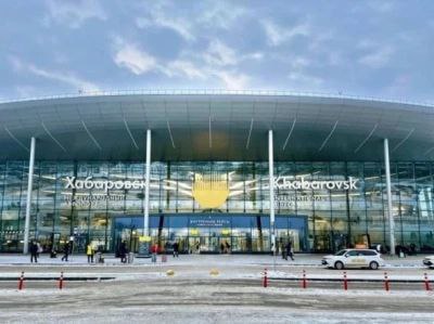 Хабаровский аэропорт открыл новый международный терминал Теперь это крупнейший аэровокзальный комплекс на Дальнем Востоке Новый терминал запущенный в рамках ВЭФ 2025 оснащен по последнему слову техники два телетрапа современные системы обработки багажа и просторные залы Терминал рассчитан на обслуживание до 1 миллиона пассажиров в год Новый терминал интегрирован со старым зданием внутренних авиалиний для удобства пересадки Его общая площадь превышает 20 5 тыс кв метров atorus