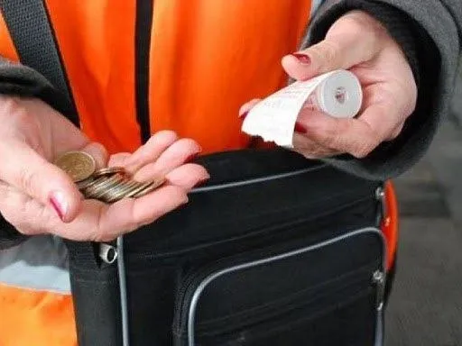 Стоимость проезда в Самаре поднимут в октябре Срок действия тарифов на проезд в общественном транспорте могут продлить до октября Соответствующий проект постановления администрации города сейчас проходит оценку регулирующего воздействия Сейчас в Самаре стоимость проезда при оплате наличными составляет 40 рублей транспортной или банковской картой 37 рублей Изначально предполагалось что эти тарифы будут действовать до конца 2025 года но срок продлевали несколько раз