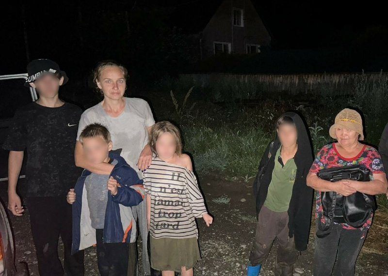 Женщины с четырьмя детьми потерялись при спуске с горы во время шторма  В субботу, 2 августа, в Советском районе Алтайского края во время спуска с горы Бабырган потерялись шесть человек — две женщины и четверо детей. На их поиски выдвинулись спасатели, полицейские, сотрудники районной администрации и волонтёры отряда «СпасАлтай22».  Поиски осложнялись непогодой — в регионе было объявлено штормовое предупреждение, шёл сильный дождь.  «С потерявшимися постоянно поддерживалась связь и уже через час поисковых работ, при помощи геолокации мобильного телефона, удалось определить место нахождения компании, а затем и доставить их до дома в село Платово, расположенное в 14 километрах от горы», рассказали в МЧС.  Медицинская помощь никому из них не потребовалась.    НДН Инфо