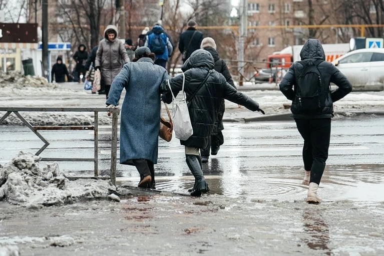 Январские дожди в Самарской области побили пять рекордов за один день. Как вы уже, наверное, догадались, речь о 9 января.    В Самаре выпал 21 мм осадков  на 10,5 мм больше предыдущего рекорда 1963 года .    В Клявлино – 21,9 мм. Предыдущий рекорд здесь установили в 1992 году - всего 6,5 мм.    В Челно-Вершинах - 13,6 мм осадков  в 1981 году было 6,4 мм .     На метеостанции АГЛОС зафиксировали 12,6 мм дождя и снега  в 1963 году было 6,3 мм .     В Кинель-Черкассах - 8,4 мм осадков  в 2007 году выпадало 6,3 мм .