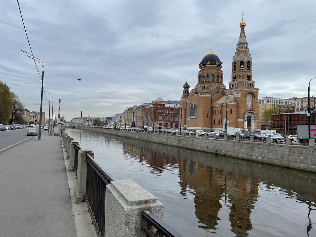 Церкви Петербурга предложили освободить от штрафов за шум колоколов по утрам Депутаты Законодательного собрания Санкт Петербурга внесли проект закона предлагающий освободить религиозные учреждения от ответственности за нарушение закона О тишине из за колокольного звона по утрам Документ опубликован на сайте городского парламента Сейчас исключение для религиозных культов не распространяется на шум в многоквартирных домах в выходные и праздничные дни с 8 00 до 12 00 Авторы инициативы депутаты Валерий Гарнец Павел Крупник Анастасия Мельникова Вера Сергеева и Денис Четырбок считают утренний звон частью христианского богослужения используемого для призыва верующих Фото Евгений Павленко Коммерсантъ kommersant spb