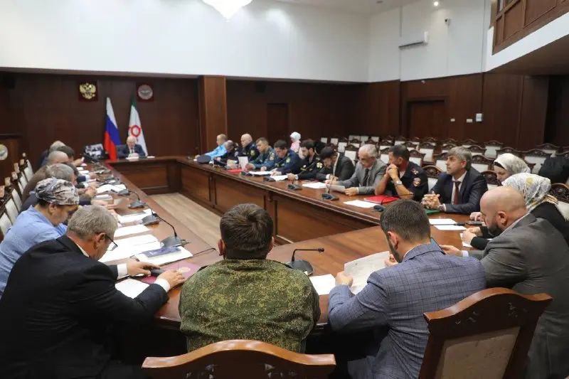 В правительстве Ингушетии обсудили вопросы борьбы с идеологией экстремизма Под руководством вице премьера Игоря Антонова прошло заседание правительственной комиссии занимающейся вопросами профилактики правонарушений Центральной темой встречи стало обсуждение способов предотвращения распространения запрещенной информации в сети Интернет Представители Главного управления по противодействию экстремизму МВД по республик сообщили что большинство материалов содержащих террористическую пропаганду распространяется посредством социальных сетей и мессенджеров Особую сложность создает тот факт что серверы используемые для размещения такого контента зачастую расположены за пределами территории России проинформировали издание Ингушетия в региональном правительстве За текущий год в ходе мониторинга было выявлено 902 публикации содержащие признаки экстремизма Все они направлены в Роскомнадзор с целью блокировки Кроме того по фактам выявленных нарушений возбуждено два уголовных дела и зафиксировано 37 случаев административных правонарушений Игорь Антонов подчеркнул необходимость объединения усилий различных ведомств для быстрого пресечения распространения вредоносного контента Он отметил что защита населения и в первую очередь молодежи от воздействия противоправной информации является ключевым фактором обеспечения общественной стабильности По результатам заседания был разработан ряд дополнительных мер которые позволят повысить результативность работы в сфере противодействия экстремистской идеологии ПОДПИСАТЬСЯ ПРЕДЛОЖИТЬ НОВОСТЬ