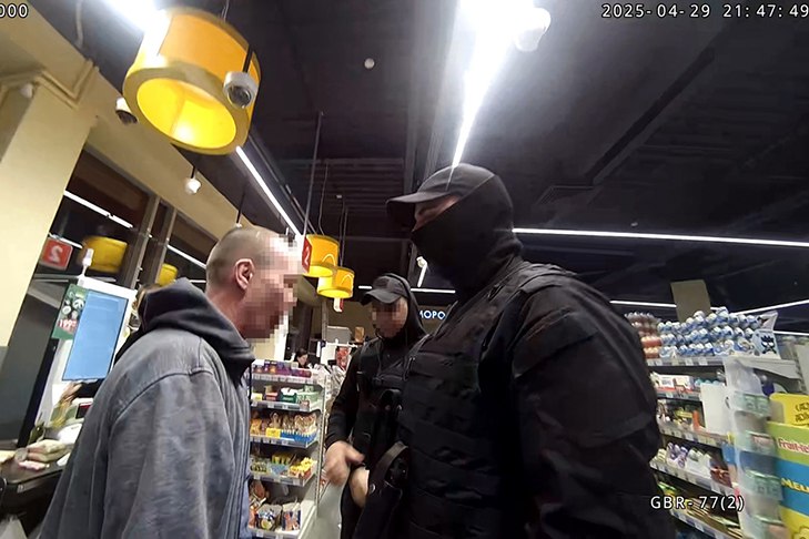 Оголодавший житель Новосибирска устроил ужин в супермаркете Жареная курица приглянулась посетителю супермаркета в Заельцовском районе Новосибирска. Однако вместо того, чтобы положить товар в корзину и оплатить его на кассе, мужчина съел птицу прямо в торговом зале. Подробнее... #ПРОИСШЕСТВИЯ