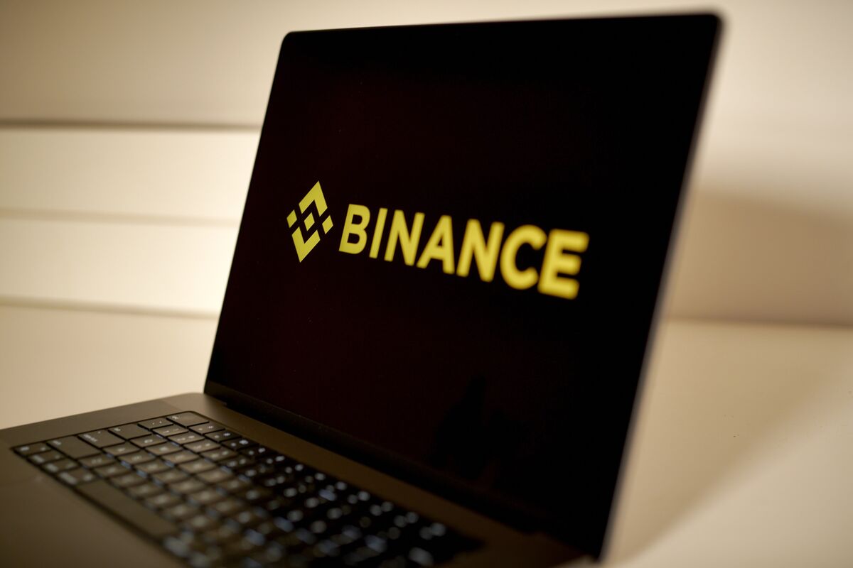 Криптовалютная биржа Binance одержала победу над регулятором в Абу Даби Binance получила три отдельные лицензии от финансового регулятора Абу Даби что дало криптобиржевому гиганту одну из самых всеобъемлющих регулирующих опор на сегодняшний день Разрешения выданные в ходе Недели финансов Абу Даби охватывают регулируемую биржу Binance клиринговую инфраструктуру и брокерско дилерское подразделение В совокупности они позволяют компании управлять торговой площадкой осуществлять депозитарные и расчетные операции а также предлагать внебиржевые услуги из Абу Даби jkinvest news jkinvest