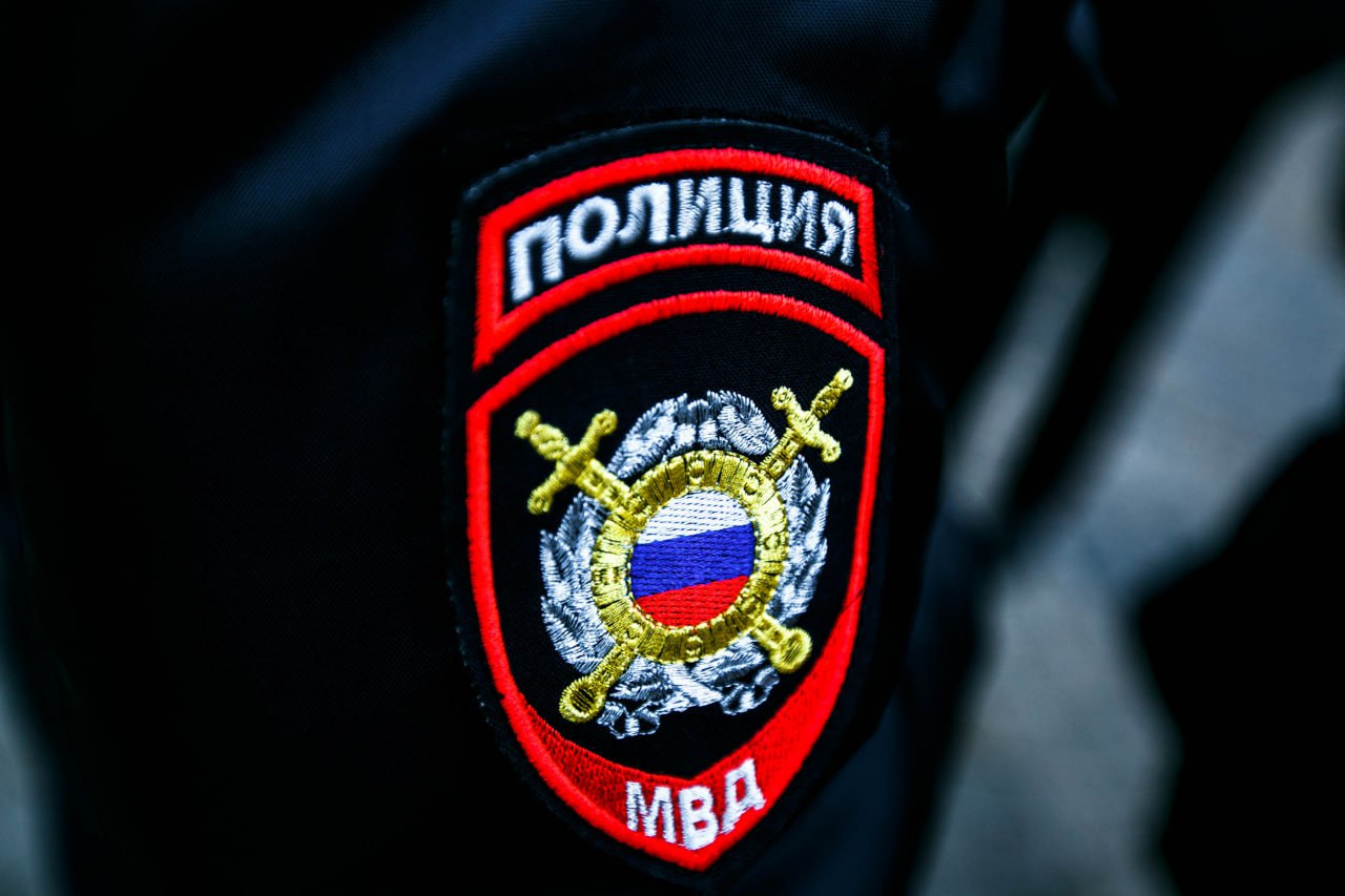 Полицейские Калужской области получат дополнительный стимул служить и защищать Владислав Шапша дал поручение администрации губернатора совместно с УМВД России по Калужской области подготовить предложения по мерам стимулирования сотрудников полиции В наших планах учредить 25 премий для сотрудников которые отличились добросовестной службой в своих подразделениях Лучший участковый Лучший следователь Лучший сотрудник патрульно постовой службы полиции и другие рассказал губернатор Дополнительные материальные стимулы как ожидается позволят сделать дефицит кадров в правоохранительных органах менее острым Сейчас самый серьезный некомплект в патрульно постовой службе Не хватает и участковых