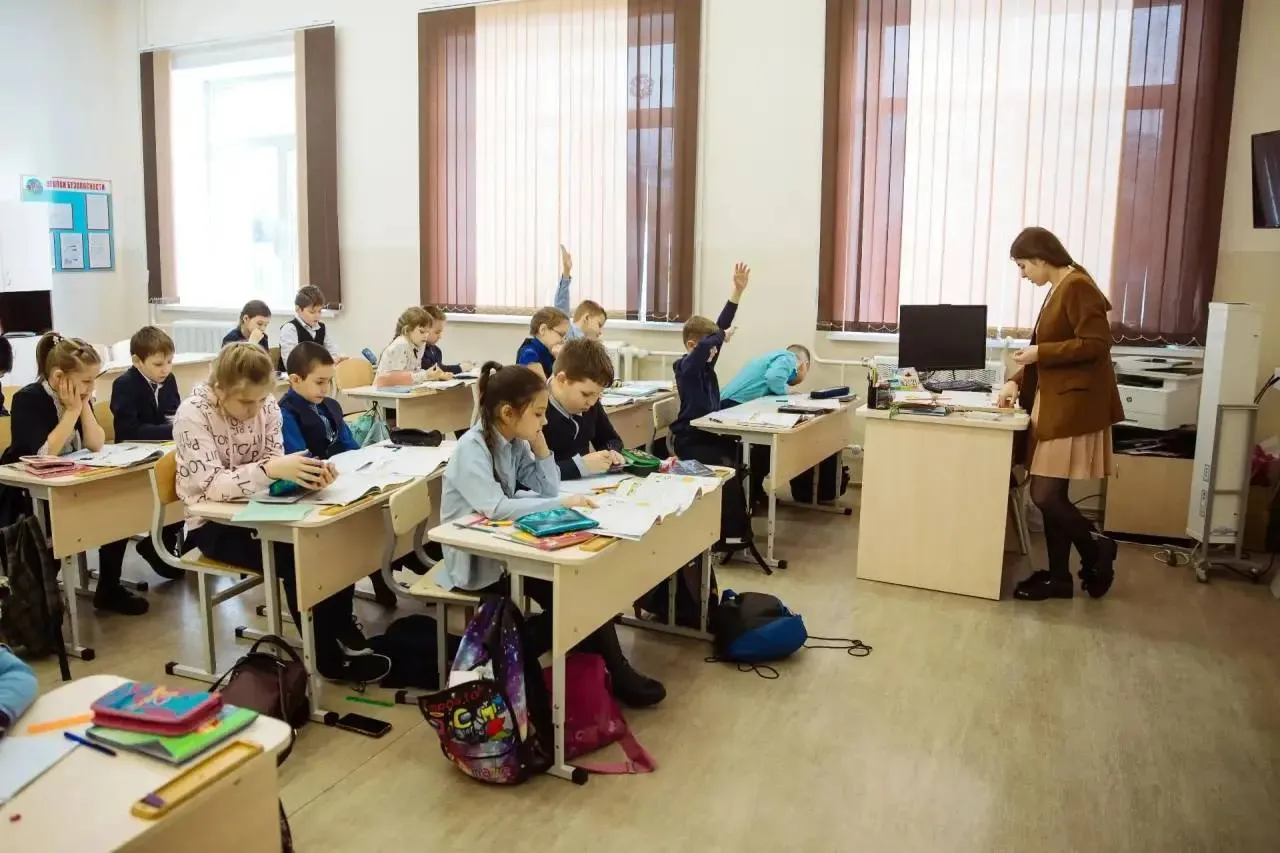 250 педагогов со всей России претендует на 25 вакансий земского учителя в Амурской области Нехватку школьных кадров в регионе помогает восполнять президентский нацпроект Молодежь и дети В этом году по федеральной программе в амурские школы планируется трудоустроить 25 педагогов Интерес к переезду в наш регион высок на вакантные места уже подали заявки около 250 учителей из разных регионов России Значит конкурс ожидается серьезным отметила глава регионального Минобра Светлана Яковлева Напомним в Амурской области действуют повышенные меры поддержки Земские учителя получают единовременную выплату 2 миллиона рублей а также служебное жилье На сегодняшний день школы особенно нуждаются в учителях физико математических дисциплин а также русского языка и литературы Вакансии для таких специалистов открыты практически во всех муниципалитетах кроме Благовещенска и Белогорска Прием заявок на участие в программе завершается 15 апреля Документы принимают на сайте zemteacher apkpro ru