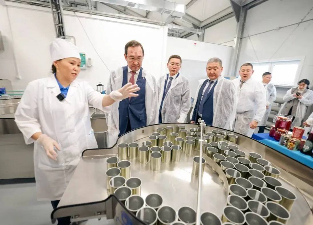 В Якутске открылся консервный цех АТЛК по переработке местной сельхозпродукции В Якутске 20 октября открылся новый консервный цех Арктической торгово логистической компании АрктикВкус Это предприятие станет ключевым звеном в цепочке переработки местной сельхозпродукции включая дикоросы из арктических районов Завод будет работать на базе торгово логистических центров компании обеспечивая обратную загрузку и эффективную переработку сырья С открытием важного объекта поздравил Глава Якутии Айсен Николаев Перед Арктической торгово логистической компанией АТЛК была поставлена задача по обеспечению переработки продукции для удешевления завоза и максимальной поддержки местных производителей Новый консервный цех АТЛК станет важным элементом в системе переработки и логистики сельскохозяйственной продукции Особое внимание будет уделяться использованию местного сырья что обеспечит высокое качество продукции и поддержку местных производителей Дикоросы используемые в производстве будут поставляться из арктических улусов в том числе из Оймяконского и Жиганского районов Эта практика будет распространяться и на другие арктические улусы Якутии Кроме того на Север будет поступать переработанная продукция аграриев заречной группы районов Работа АТЛК будет способствовать развитию сельского хозяйства и повышению качества жизни жителей Арктики отметил Айсен Николаев Генеральный директор Арктической торгово логистической компании Сайдам Степанов доложил что мощность цеха по производству мясных консервов составляет 250 тысяч банок в год уже до конца текущего 2025 года планируется произвести 55 тысяч банок План производства по овощной и ягодной консервации в целом 120 тысяч банок в год Количество выработки ягодной консервации будет зависеть от принятого объёма дикоросов в пунктах заготовки торгово логистических центров в арктических улусах добавил он Сайдам Степанов сообщил что все помещения цеха спроектированы с учётом поточности технологических процессов что позволяет максимально эффективно организовать работу и минимизировать временные затраты Ключевым элементом стали современные технологические оборудования конвейерного типа а также автоклав заводского комплекта Эти решения не только повышают производительность но и обеспечивают высокий уровень автоматизации всех производственных процессов Завод изготовитель предусмотрел комплексный контроль качества продукции что гарантирует соответствие выпускаемой продукции строгим стандартам Запуск производственного комплекса позволит увеличить объём выпускаемой продукции местного производства включая товары предназначенные для северного завоза Напомним в этом году ТЛЦ появятся во всех 13 арктических улусах республики по Указу Главы Якутии О Стратегии социально экономического развития Арктической зоны Республики Саха Якутия на период до 2035 года и соглашению подписанному Правительством республики с Минвостокразвития России сахасирэ ольгабалабкина мыработаем якутия арктика экология арктическаяякутия Подписывайтесь на канал t me balabkinaov