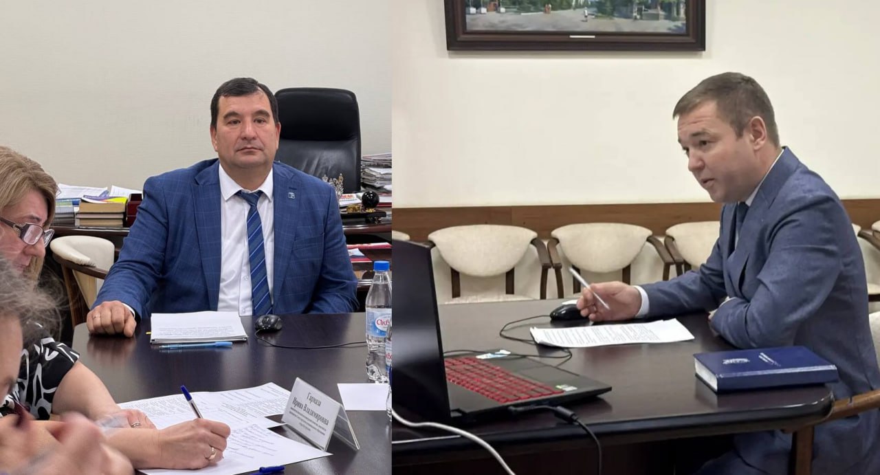 Оренбург Медиа Названы претенденты на пост главы Бугуруслана Сегодня в Бугуруслане прошёл конкурс по отбору кандидатур на должность главы города сообщил и о вице губернатора Оренбургской области по внутренней политике Юрий Мироненко В заседании участвовали три претендента каждый презентовал программу развития муниципалитета и ответил на вопросы членов комиссии По итогам голосования комиссия определила две кандидатуры которые будут представлены Совету депутатов председатель Счётной палаты Бугуруслана Марат Мукменкулов и действующий глава города Дмитрий Дьяченко Окончательное решение о назначении нового главы депутаты примут на заседании 21 ноября Главы определят тайным голосованием победителем станет претендент набравший простое большинство голосов Оренбург подробнее на канале Оренбург Медиа