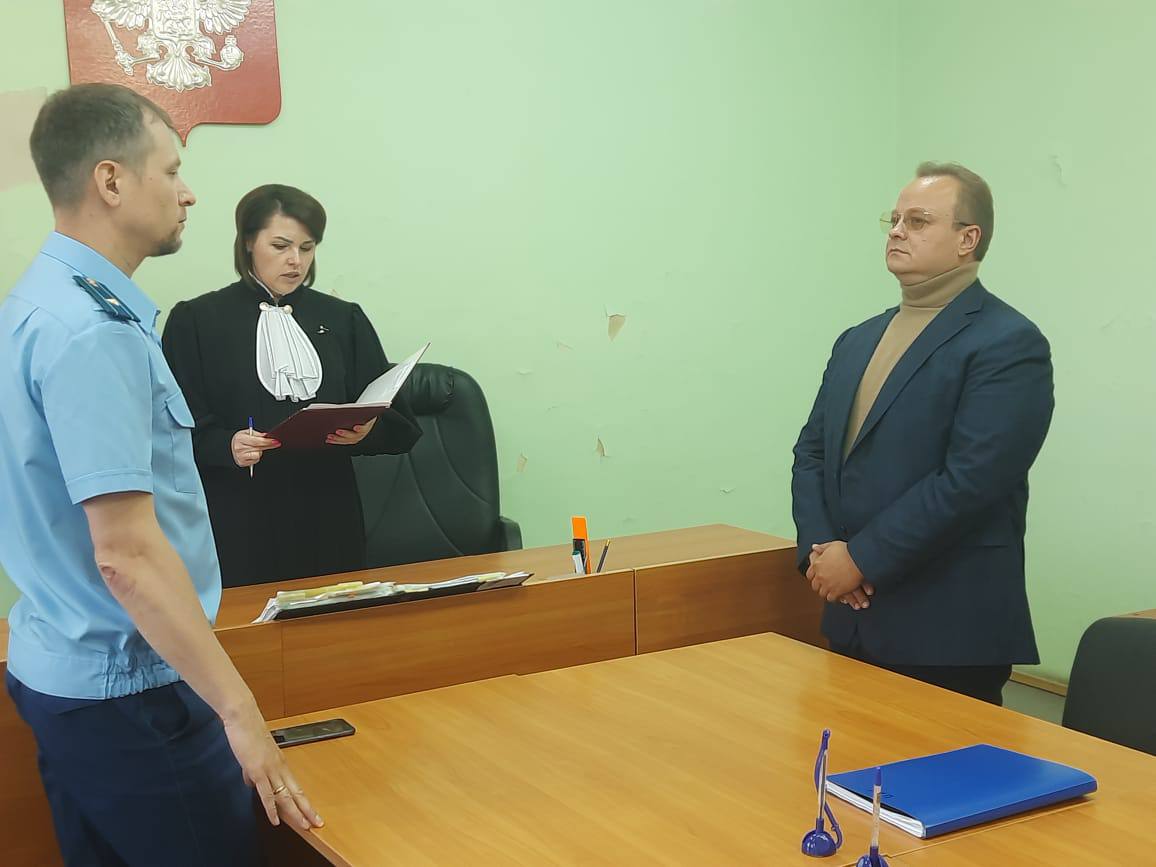 Экс-замглавы Дегтярска получил условный срок по делу о превышении полномочий. Андрей Ильин объяснил приемку несделанных работ по капремонту водопровода.   Подробнее на «Правде УрФО»