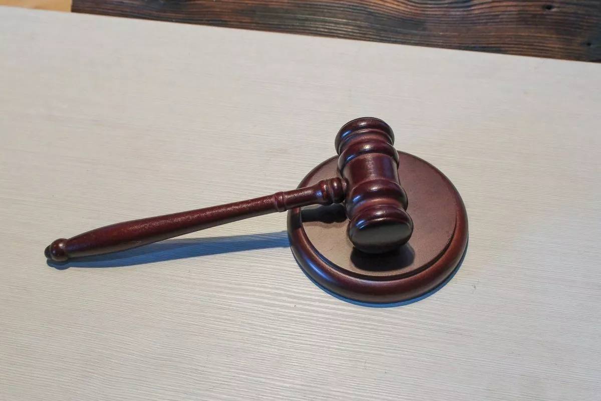 В Сочи 13 летнего школьника на 30 дней отправили в центр для проблемных подростков Мальчик учился в 6 классе и с начала года готовил теракт в своей школе Процесс подготовки и способ совершения преступления подросток обсуждал со своими единомышленниками в группе в Telegram Там размещались видеозаписи совершения подобных терактов а также давались советы и рекомендации Школьник думал что так решит проблемы с одноклассниками и не понимал что это преступление Суд проходил в закрытом режиме Решено поместить подростка в Центр временного содержания несовершеннолетних правонарушителей на срок до 30 дней Кубанские Новости   Мы в MAX