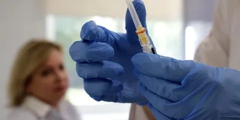 Более 3,1 млн россиян сделали прививку от клещевого энцефалита Прививку от клещевого вирусного энцефалита, по данным Роспотребнадзора, в 2025 году сделали более 3,1 млн граждан России. В медицинские учреждения с жалобами на укусы с начала сезона активности клещей обратились свыше 266,1 тысяч человек. Наибольшее количество случаев укусов клещами зафиксировано в Свердловской, Кировской, Кемеровской, Челябинской, Томской областях, а также Пермском крае и Удмуртской Республике. Для профилактики укусов клещей на территории страны проводятся акарицидные обработки. На сегодняшний день обработано более 196,2 тысячи гектаров, что составляет 88,2 % от запланированного объема. В преддверии начала работы летних оздоровительных учреждений в 2025 году проведены акарицидные обработки более чем на 30 тысячах гектаров с контролем качества обработки. Ситуация находится на контроле Роспотребнадзора. Также, Роспотребнадзор напоминает, что работает горячая линия: Управления по Луганской Народной Республике, которая принимает звонки по телефону: +7 959 225-63-69 Управления Роспотребнадзора по Донецкой Народной Республике, которая принимает звонки по телефону: +7 856 305-03-09 Управления Роспотребнадзора по Запорожской области, которая принимает звонки по телефону: +7 990 047-13-63, а также горячая линия по Херсонской области, которая принимает звонки по телефону: +7 990 037-13-47.