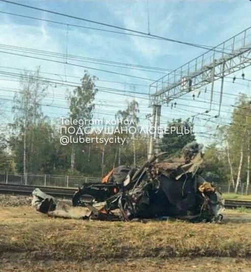 Поезд снес машину каршеринга на путях около станции Быково.  Водитель выехал на ж/д пути, несмотря на отсутствие переезда, и машина застряла. Мужчина успел выскочить перед приближающимся поездом.  Всё, что осталось от авто — на фото.  Подслушано Люберцы