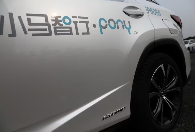 Производитель роботакси Pony.аi считает, что торговая война Трампа ударила по настроениям и планам зарубежной экспансии Китайский разработчик роботакси Pony.аi Inc заявил, что торговая война президента США Дональда Трампа с Китаем, вероятно, ослабит его планы международной экспансии, однако он не ожидает прямого влияния на его цепочку поставок. Поддерживаемая Toyota компания изучает возможность развертывания своего бизнеса в сфере автономного вождения в Южной Корее, Люксембурге, на Ближнем Востоке и в других странах после привлечения 260 миллионов долларов США в ходе листинга на бирже Nasdaq в ноябре. Действия Трампа по введению всеобъемлющего 10%-ного тарифа на весь остальной импорт США и более высоких 145%-ных сборов на китайскую продукцию взбудоражили рынки и заставили компании пересмотреть свои планы. Однако в четверг администрация Трампа дала понять об открытости к деэскалации торговой войны с Китаем. На вопрос о тарифах генеральный директор Рony.Ai Джеймс Пэн заявил в кулуарах Шанхайского автосалона , что его компания не предвидит прямого воздействия. «Что касается поставок, мы всегда стараемся иметь альтернативы и резервы», — сказал он Reuters. «Но я думаю, что сентиментально, конечно, это повлияет на нас, особенно на наш план международной экспансии». Источник: Reuters Если полезно, поставьте лайк #Китай