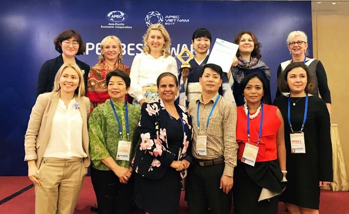 Финал международного конкурса APEC BEST AWARD 2025 Сегодня состоится долгожданный финал Международного конкурса женских предпринимательских проектов APEC BEST AWARD который объединяет деловых женщин из 21 страны Азиатско Тихоокеанского региона Россию на международной арене представят Ольга Ларина из Череповца генеральный директор компаний ТеплоТехник и ТеплоТехМонтаж Карина Пикулева из Казани основательница бренда премиальной мебели CARIN CASA Обе финалистки продемонстрировали выдающиеся результаты соревнуясь с проектами из 21 региона России По словам председателя Совета ЕЖФ Галины Кареловой они достойно представят нашу страну на международном финале в Южной Корее Победители конкурса становятся членами Международного клуба победителей APEC BEST AWARD влиятельного сообщества женщин предпринимателей из стран АТЭС Это неформальная но мощная платформа где Рождаются инновационные идеи Обкатываются перспективные проекты Строятся международные связи Формируется реальное экономическое и социальное партнерство Членство в клубе открывает доступ к уникальным возможностям для развития бизнеса нетворкинга и международного сотрудничества на высшем уровне Пожелаем нашим финалисткам успехов и победы на международной арене Присоединяйтесь к трансляции обратите внимание что основной язык встречи английский   Смотреть эфир конкурсыЕЖФ