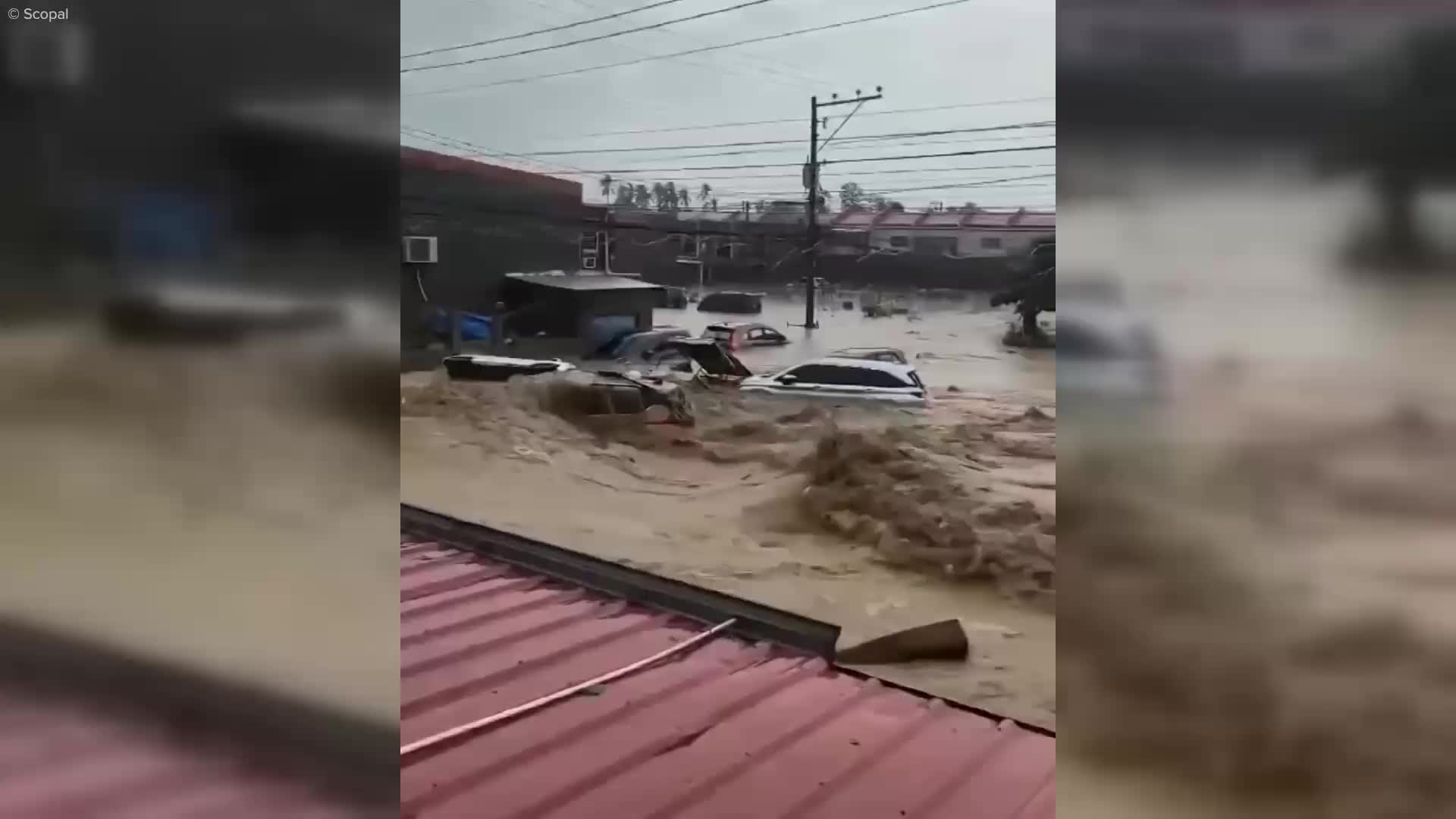 Число жертв тайфуна Калмаэги на Филиппинах возросло до 85, шесть погибших при крушении вертолета