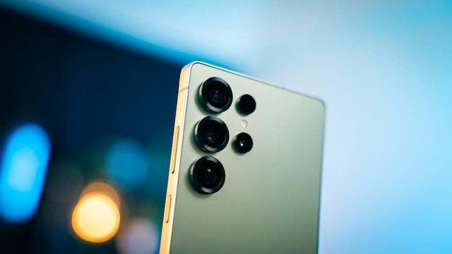 Смартфон Samsung сгорел даже без зарядки Нет он совсем не старый Всё произошло на родине смартфона в Южной Корее Владелец новенького Samsung Galaxy S25 Plus рассказал что телефон сначала сильно нагрелся во время использования а потом издал громкий хлопок упал на пол и загорелся В момент происшествия устройство не было подключено к зарядке как это часто бывает в подобных случаях Причины возгорания пока неизвестны сама Samsung комментариев не давала По описанию всё это похоже на неисправность аккумулятора возможно банка была бракованной еще с завода iguides