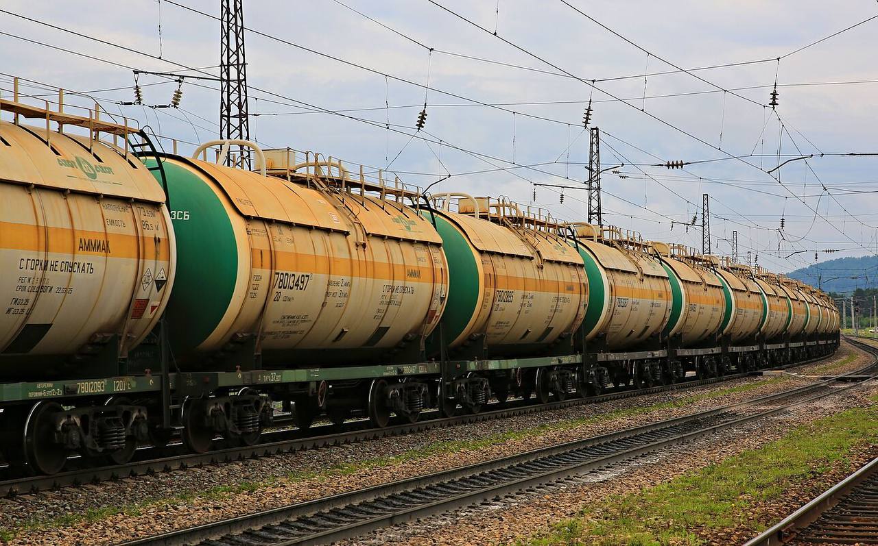 Литва, отказавшаяся от российского газа, продолжает покупать производимый из него аммиак — LRT За последние три года в Литву поступило российского аммиака на €157,3 млн. Об этом сообщает Литовское национальное радио и телевидение LRT . Как выяснили в LRT, российский аммиак покупает литовский производитель азотных удобрений Achema. Указанный в накладной отправитель — химическая компания «Щекиноазот» из Тульской области. В компании LTG Cargo, которая участвовала в перевозке аммиака для Achema, подчеркнули, что в ЕС нет запрета на импорт этого вещества из России. Представители Achema заявили, что в странах Балтии нет ни одного работающего аммиачного терминала, поэтому невозможно покупать аммиак у поставщиков из США или других стран. По данным Государственного агентства статистики, с 2020 по 2025 год почти весь импортируемый в Литву аммиак был российским. По данным The Insider, в 2024 году в Литву из России поступило около 237 тысяч тонн аммиака. Из них 150 тысяч тонн пришлись на компанию «ЕвроХим» со штаб-квартирой в Швейцарии, которая ввозит аммиак через Литву. Еще 50 тысяч тонн купила литовская компания Lifosa. Achema в прошлом году купила 36,5 тысячи тонн российского аммиака. Подписаться Прислать новость
