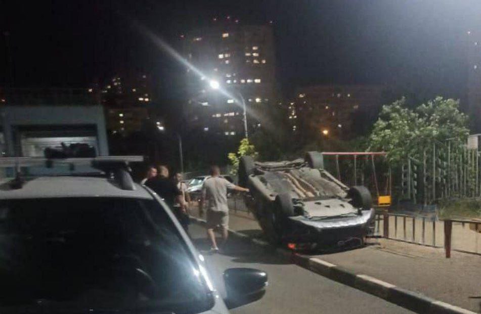 В Краснодаре во дворе ЖК Парусная регата произошло необычное массовое ДТП Накануне легковая машина задела припаркованные авто перевернулась и спровоцировала столкновение ещё двух машин У пострадавших автомобилей разбиты стёкла и бамперы kub news ru