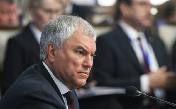 Вячеслав Володин перечислил вступающие в силу в июне законы Начнут действовать документы для борьбы с интернет-вымогателями. «Заработает комплекс мер, направленных на борьбу с кибермошенниками: банкам, государственным органам, операторам связи и маркетплейсам запретят информировать граждан через иностранные мессенджеры. Сообщения с кодом доступа для «Госуслуг» не будут приходить во время телефонного разговора, когда человек может находиться под влиянием злоумышленников. Всё это позволит защитить граждан от действий преступников, а также убережёт их от финансовых потерь», — написал спикер Госдумы в своём Telegram-канале. Он добавил, что с 27 июня заработает также закон о защите от недобросовестных предпринимателей, бизнесмены не смогут уклониться от проверок своих товаров и условий производства. Подпишись на «Говорит Москва»