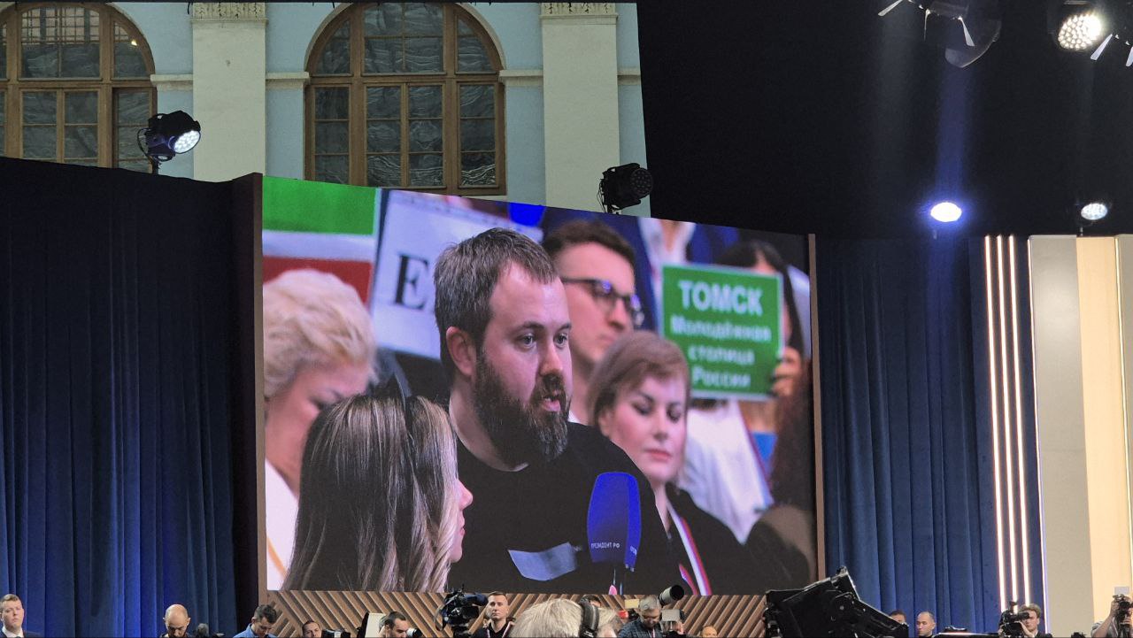 Блогер Wylsacom поднял тему импортозамещения спросив о целесообразности создания мессенджера MAX и его конкурентных перспективах на фоне множества аналогов Владимир Путин отметил что конкуренция всегда нужна Касаясь зарубежных сервисов таких как Telegram президент пояснил что проблема с ними заключалась лишь в одном в необходимости соблюдения законов РФ Глава государства выразил уверенность в том что создавать MAX было конечно нужно поскольку в России все было кроме своего мессенджера Он также не сомневается что и у этой новой платформы со временем появятся свои конкуренты 1  2   Подпишись на новости