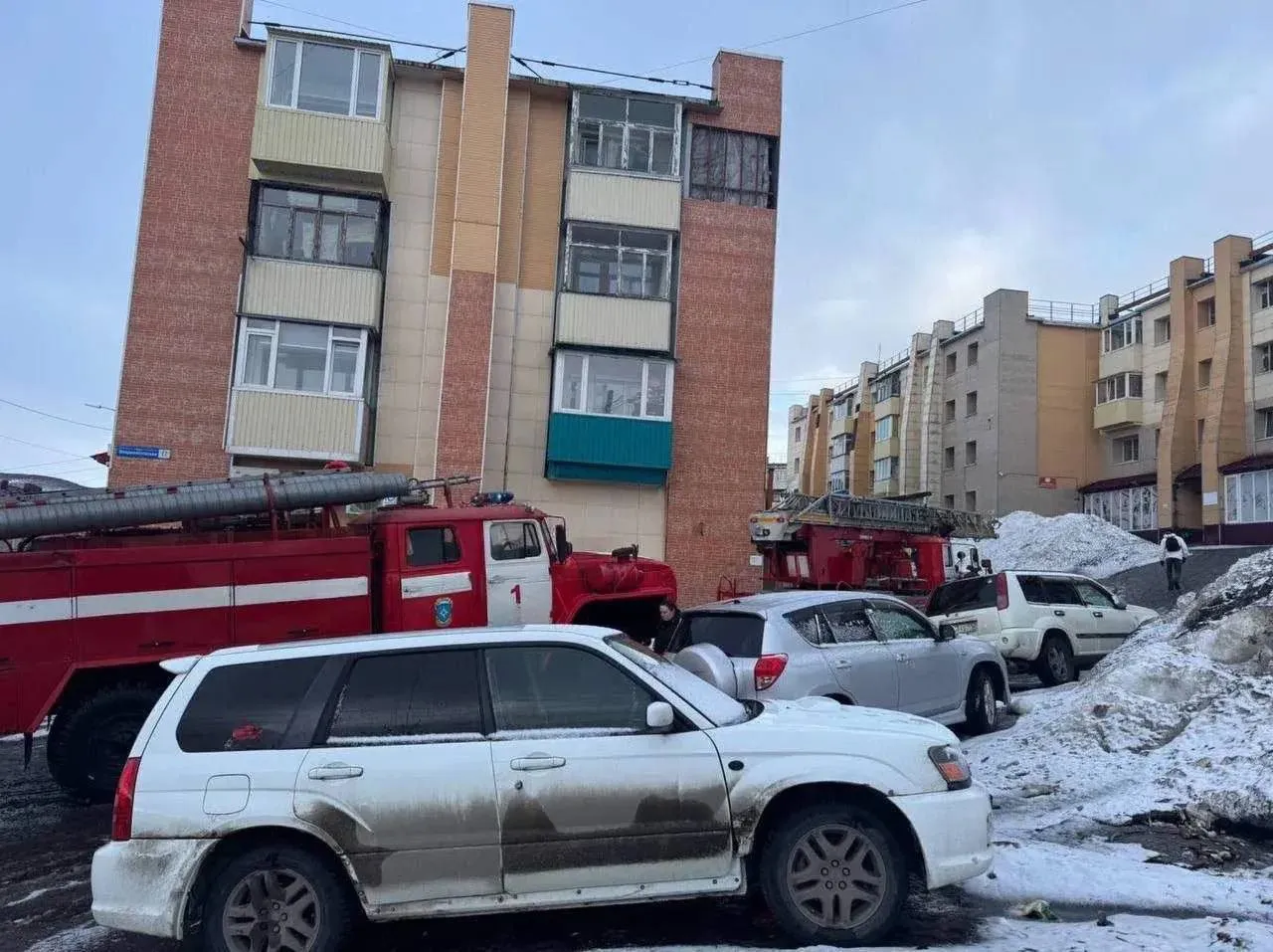 В пожаре погибла женщина пожарная машина не смогла проехать к горящему дому в Петропавловске из за сугробов Сегодня на Владивостокской 19 вспыхнула квартира Пожарные прибыли через 5 минут но не смогли подъехать двор не чистили Тянули рукав 40 метров лезли через окно Внутри нашли тело 90 летней хозяйки она задохнулась угарным газом Предварительная причина замыкание проводки TG замедляют Видосы и оперативные новости смотри в нашем MAX