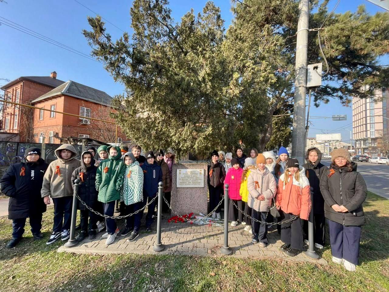 В Западном округе прошли памятные мероприятия   12 февраля, в день 82-й годовщины освобождения Краснодара от немецко-фашистских войск прошли памятные церемонии возложения цветов в 32 местах воинской славы Западного округа.   Заместитель главы администрации Максим Корякин, депутат городской Думы Игорь Самохин, представители общественных организаций, студенты, школьники, сотрудники Краснодарского управления ООО «Газпром газнадзор» и неравнодушные жители округа возложили цветы к памятнику «Ради жизни на земле» на пересечении улиц Красной и Хакурате.   #Победа80 #80ЛетПобедыКубань